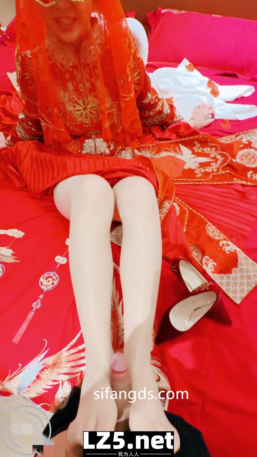 海角姐弟乱伦 ktv强上姐姐后续48-姐姐穿上“秀禾”的瞬间老女嫩逼受到刺激疯狂喷水强力深喉 内射
