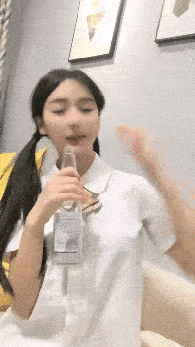 顶级尤物美少女双马尾jk装活力十足超甜美肥唇小穴瓶子自慰洞口磨蹭一下插入