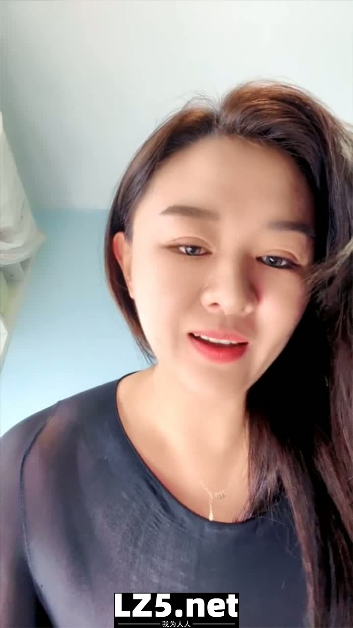 [MP4/ 436M] 开档连体黑丝巨乳型少妇的诱惑，全程露脸大秀直播，这奶子无敌大