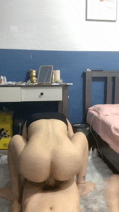 胸前漂亮纹身美女居家炮友激情操逼圆润肥臀翘起求操地上骑乘位深插后入撞击爆操