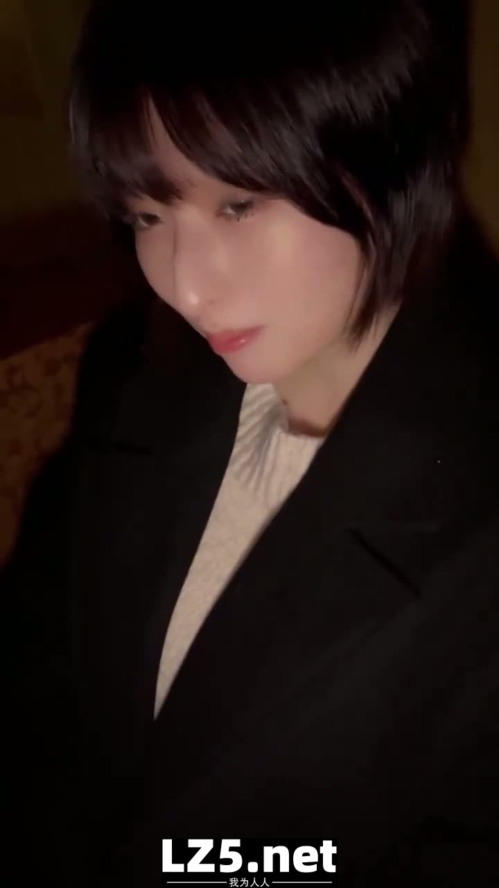 [MP4/ 572M] 短发巨乳女神 身材丰腴 口技一流 被压在身下疯狂抽插 高潮连连 表情太诱人
