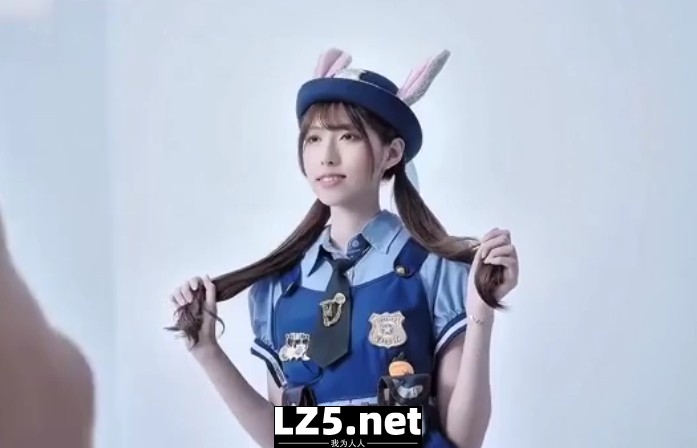 【MP4】[国产自拍]AAP-5981 正妹可愛反差被攝影師哄騙直接床上拿捏