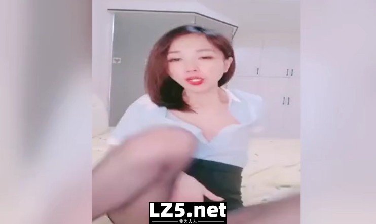 【MP4】[国产自拍]AAP-6096 包臀裙甜美小騷貨大戰頭套男按著頭深喉插嘴無毛粉穴騎乘打樁持續輸出搞得太爽