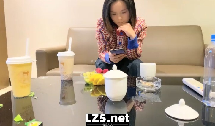 【MP4】[国产偷拍]HSP-5871 良家人妻少妇返场，扒掉牛仔裤摸穴，穿着高跟鞋爆插，骑乘位打桩机高潮喷水