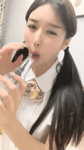 推荐超美女神偷走一头猪调皮可爱酒瓶子插逼震出尿漂亮学生妹清纯外表下这么淫骚