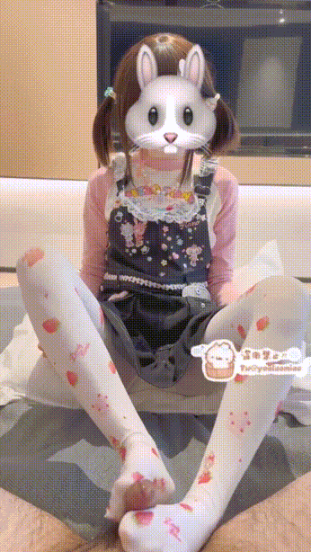 ✨超嫩合法萝莉『幼萝酱』足交福利,白丝玲珑小脚美少女玉足 夹子音刺激娇喘 足交射精 淫语对白(10V)