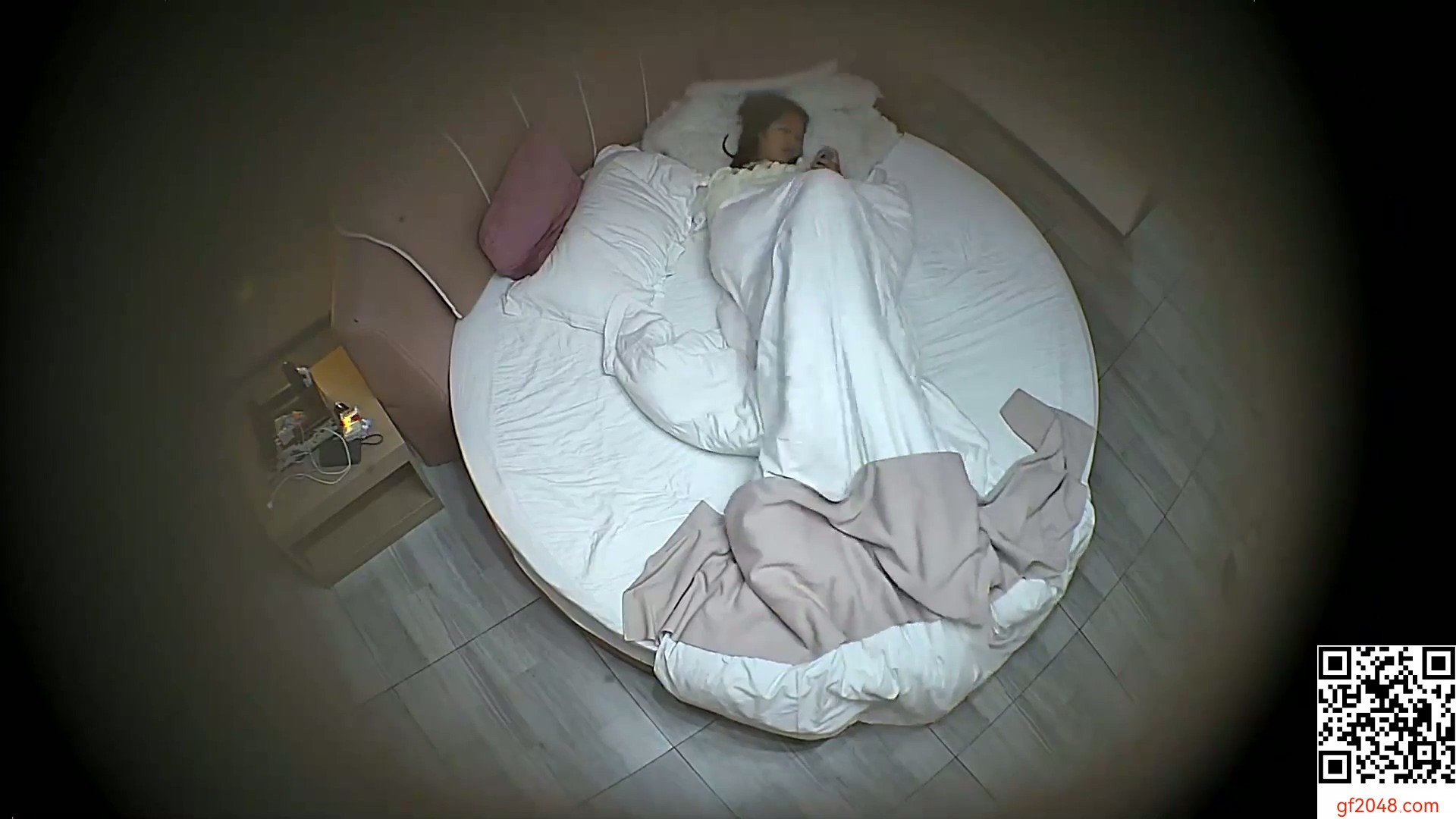 20251130乖乖女学生掏出书包内藏的情趣黑丝疯狂深蹲