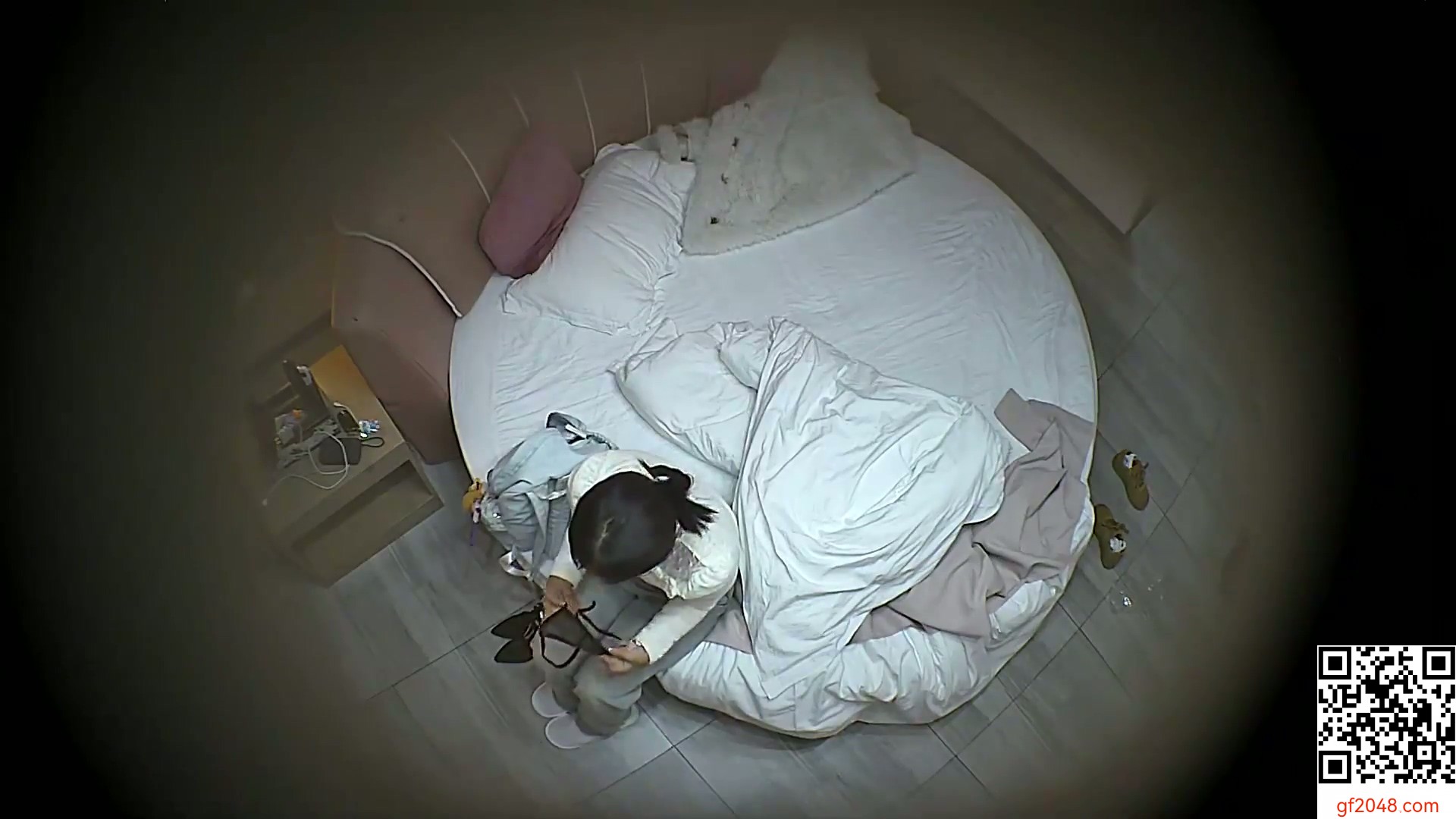 20251130乖乖女学生掏出书包内藏的情趣黑丝疯狂深蹲