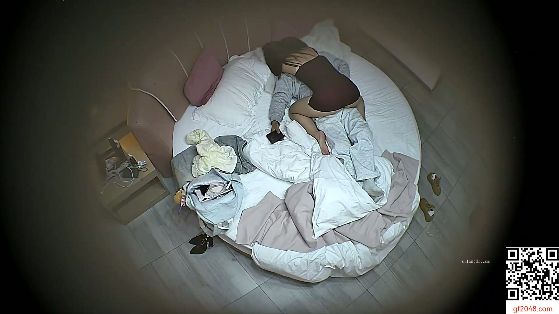 20251130乖乖女学生掏出书包内藏的情趣黑丝疯狂深蹲