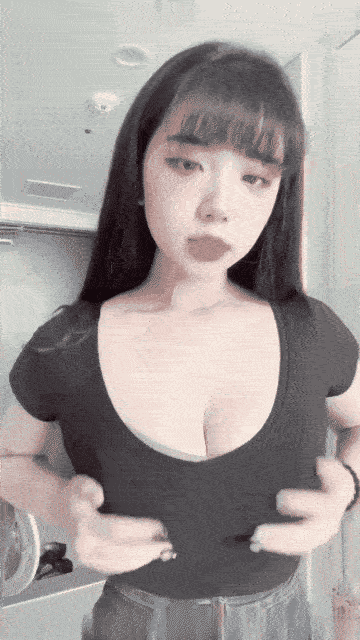 【春娇救志明探花】，新晋探花劲爆首场，170cm长腿御姐，连换两套情趣内衣，肤白貌美，翘乳圆臀，女上位口交尽情玩