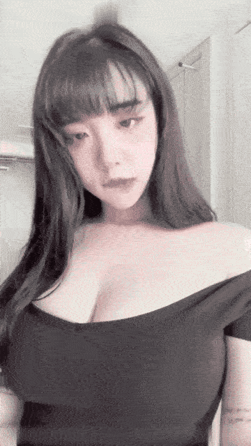 【春娇救志明探花】，新晋探花劲爆首场，170cm长腿御姐，连换两套情趣内衣，肤白貌美，翘乳圆臀，女上位口交尽情玩